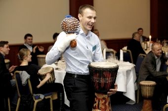 Teilnehmer djembe trommel event